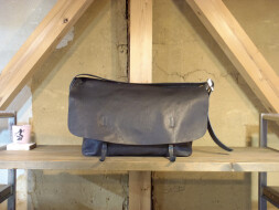 メッセンジャーバッグ　エゾシカ革